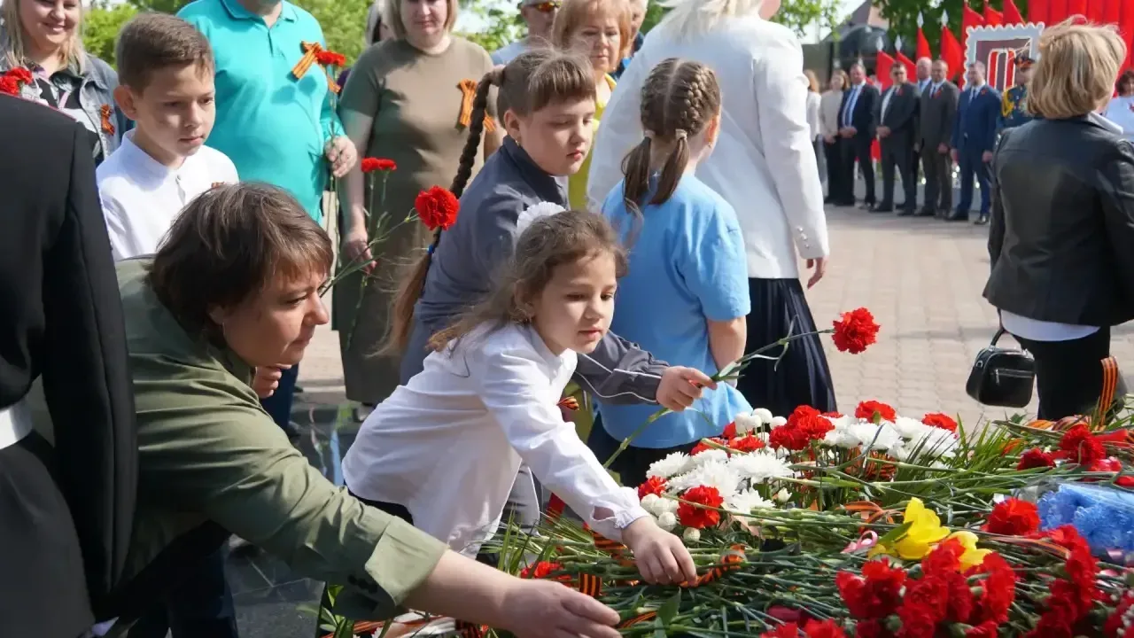 В день 81-ой годовщины Великой Победы возложили цветы к мемориалу «Вечный огонь».  Сотни людей с кра