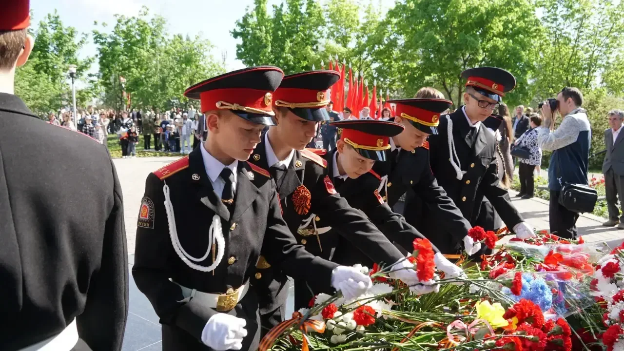 В день 81-ой годовщины Великой Победы возложили цветы к мемориалу «Вечный огонь».  Сотни людей с кра