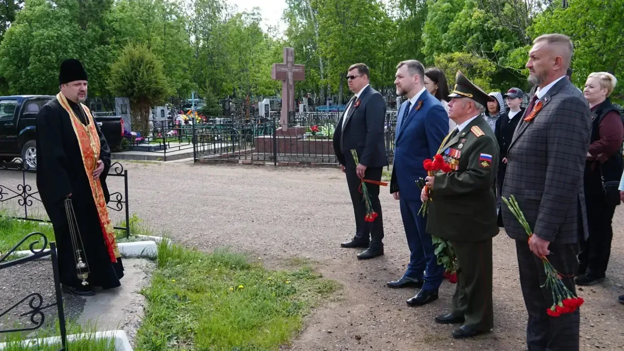 В день 81-ой годовщины Великой Победы возложили цветы к мемориалу «Вечный огонь».  Сотни людей с кра