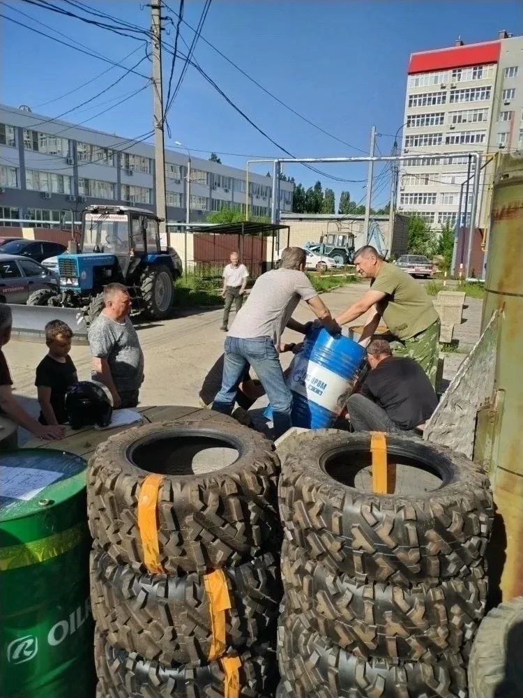 Сегодня снова общая работа на общее дело. В «Боевом братстве» прошла очередная погрузка гуманитарной