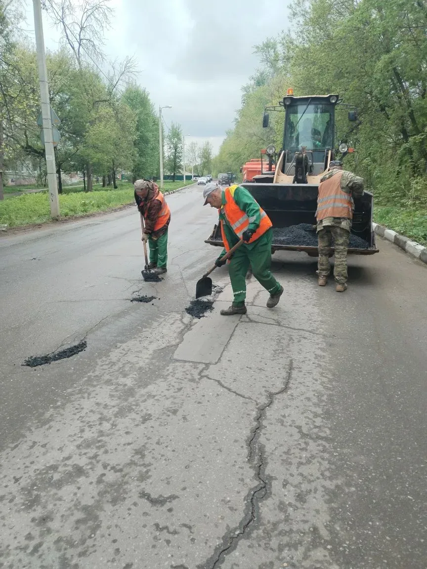 🚧 В Новомосковске продолжается ямочный ремонт дорог  Дорожные службы продолжают работать на улицах г