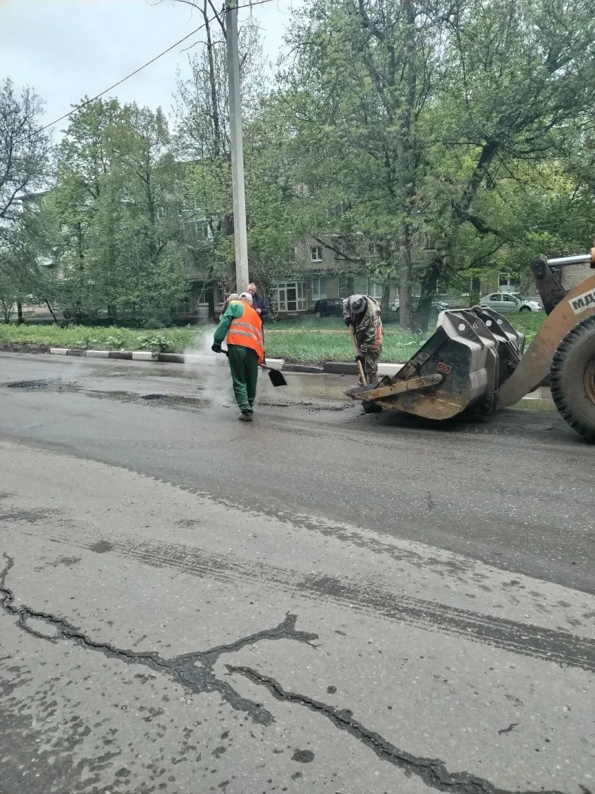 🚧 В Новомосковске продолжается ямочный ремонт дорог  Дорожные службы продолжают работать на улицах г