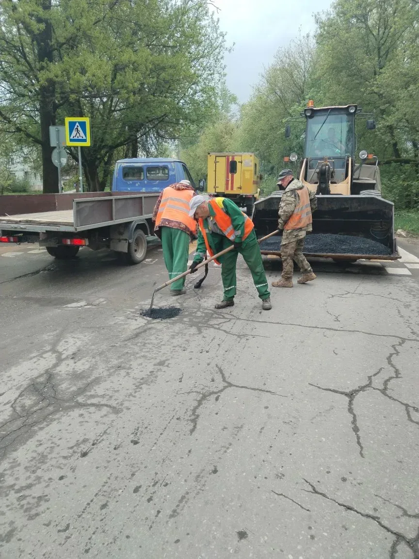 🚧 В Новомосковске продолжается ямочный ремонт дорог  Дорожные службы продолжают работать на улицах г