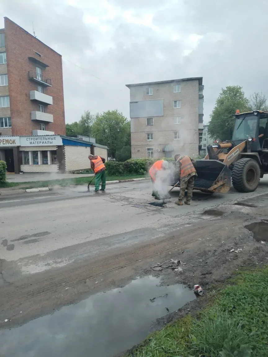 🚧 В Новомосковске продолжается ямочный ремонт дорог  Дорожные службы продолжают работать на улицах г
