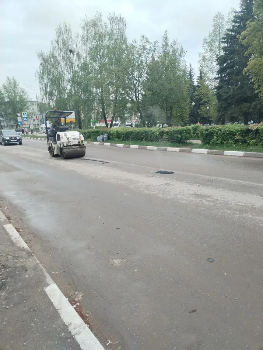 🚧 В Новомосковске продолжается ямочный ремонт дорог  Дорожные службы продолжают работать на улицах г