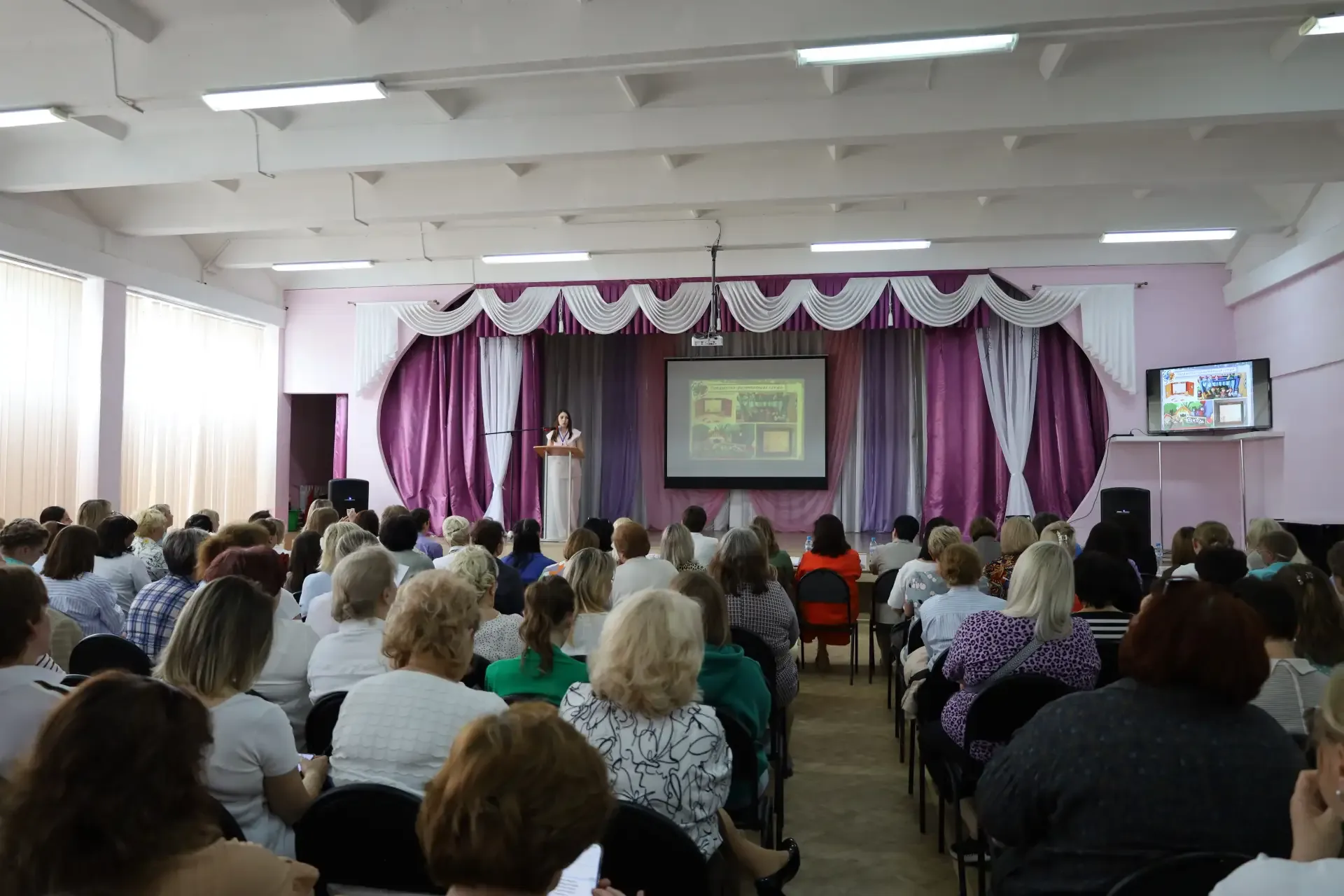 В Новомосковске прошел муниципальный конкурс «Воспитатель года – 2026»  Это ежегодный конкурс, котор