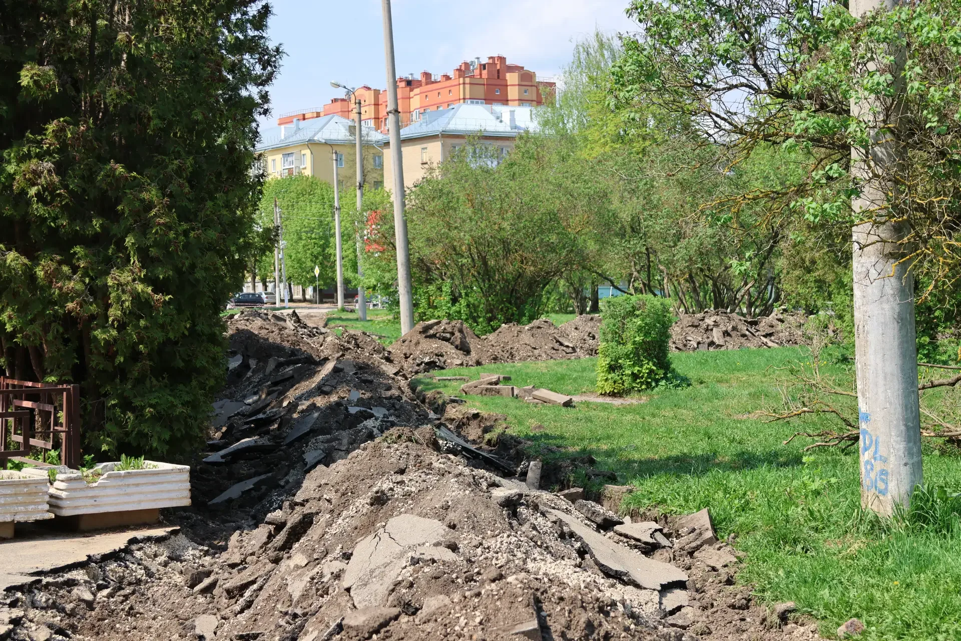 В Новомосковске началось благоустройство сквера «Сказка». Уже в этом году город получит ещё одно ком