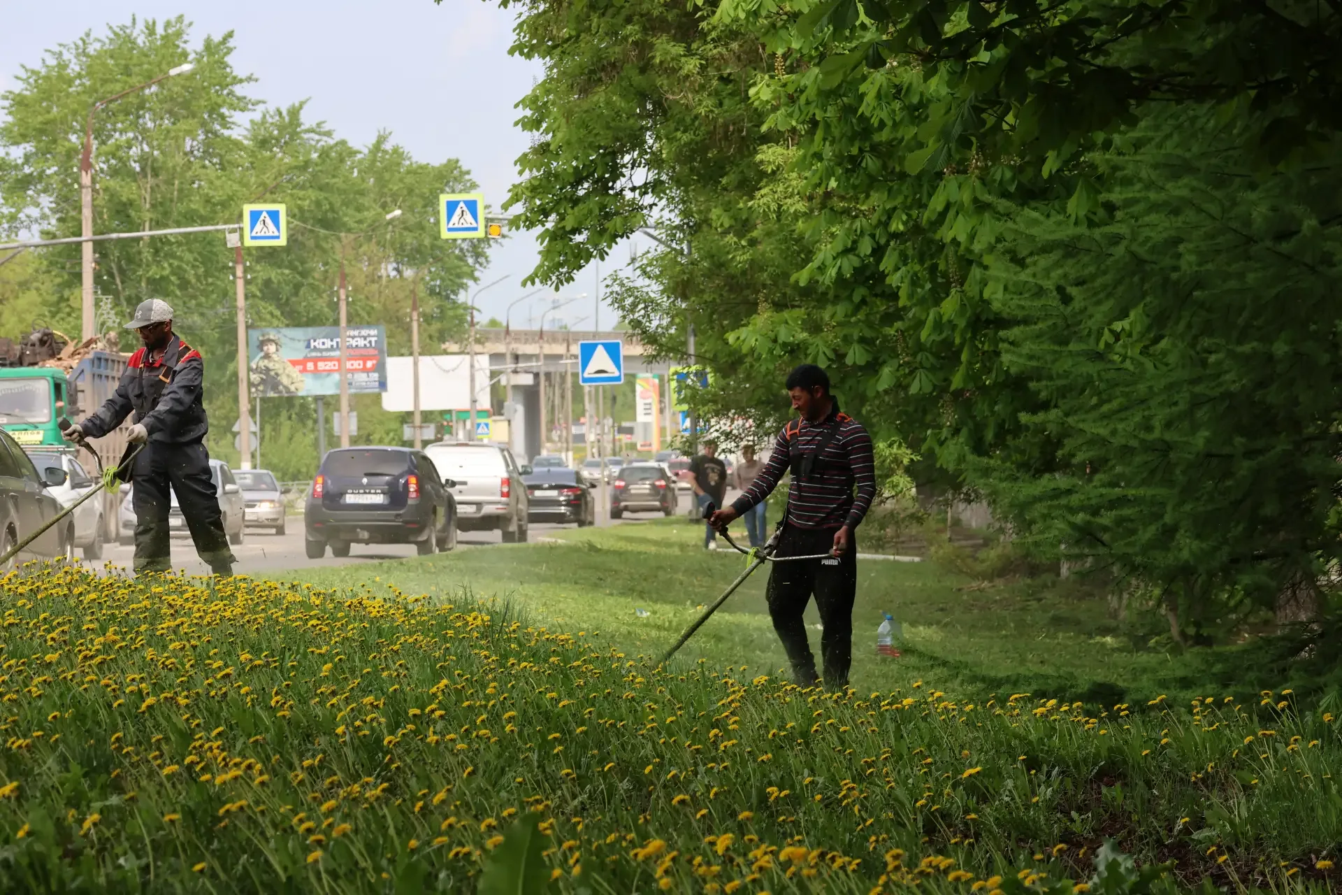 🌿 Новомосковск весной: наводим красоту  В городе стартовал первый этап сезонного окоса улиц и общест