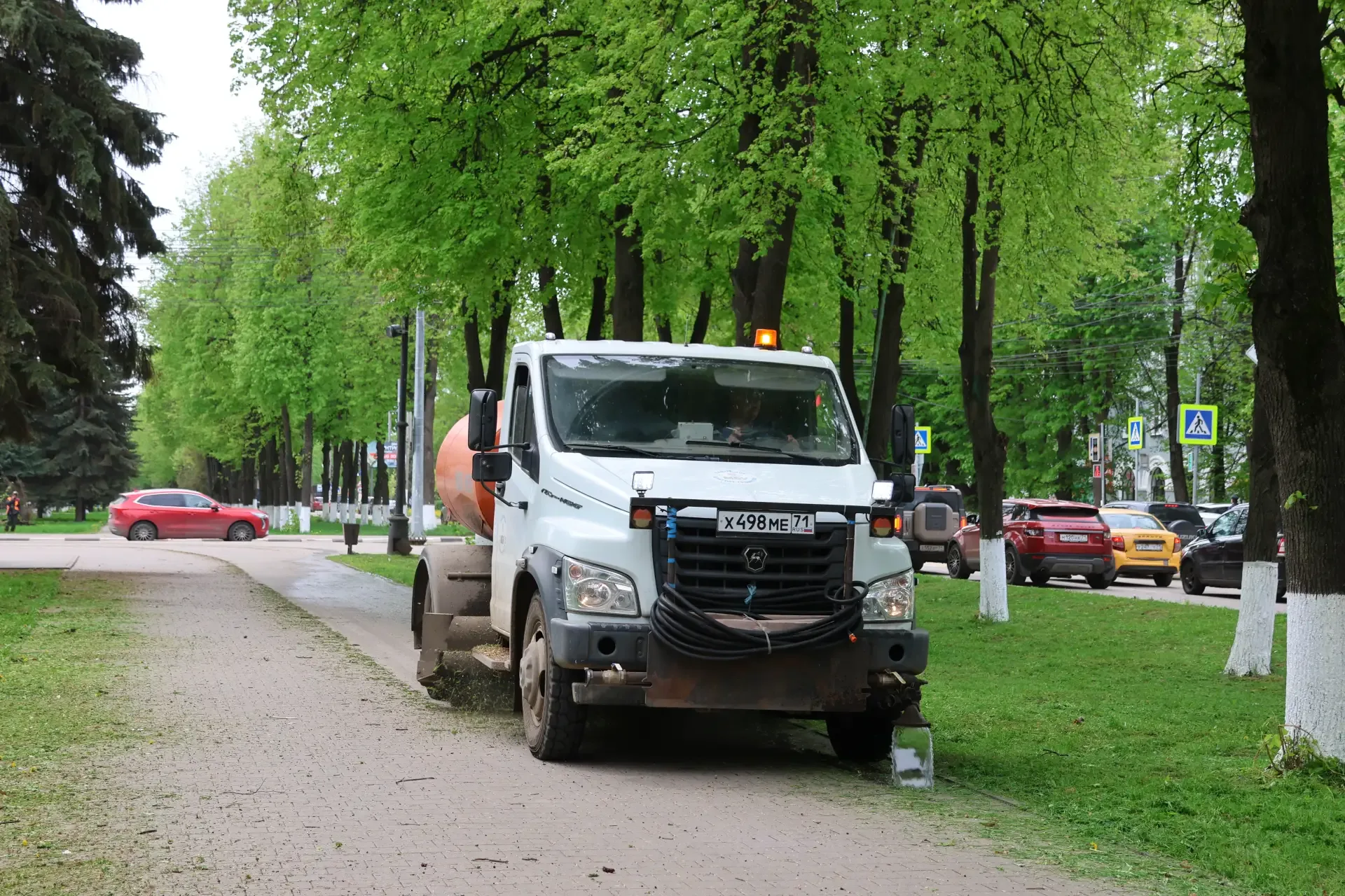 🌿 Новомосковск весной: наводим красоту  В городе стартовал первый этап сезонного окоса улиц и общест