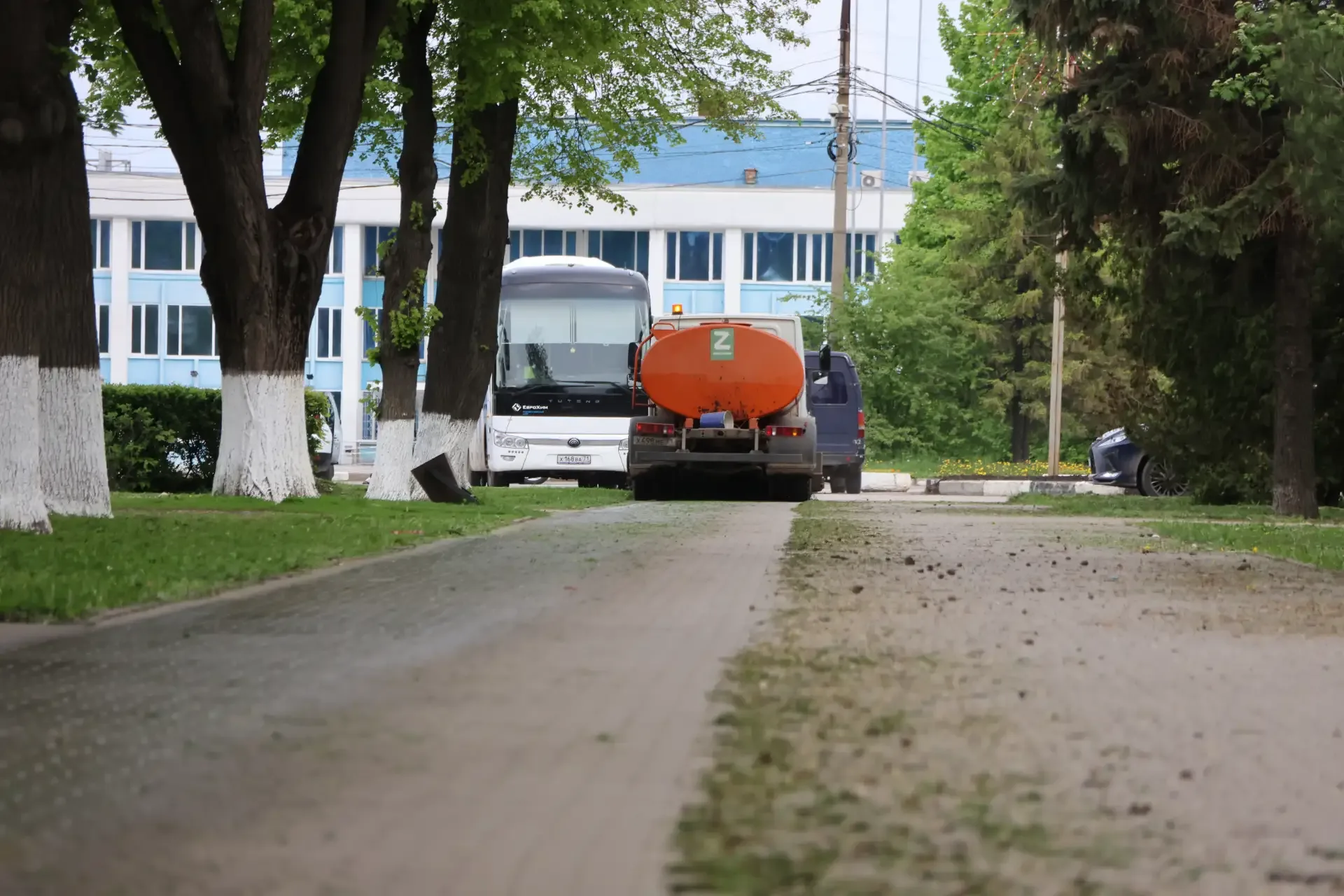 🌿 Новомосковск весной: наводим красоту  В городе стартовал первый этап сезонного окоса улиц и общест