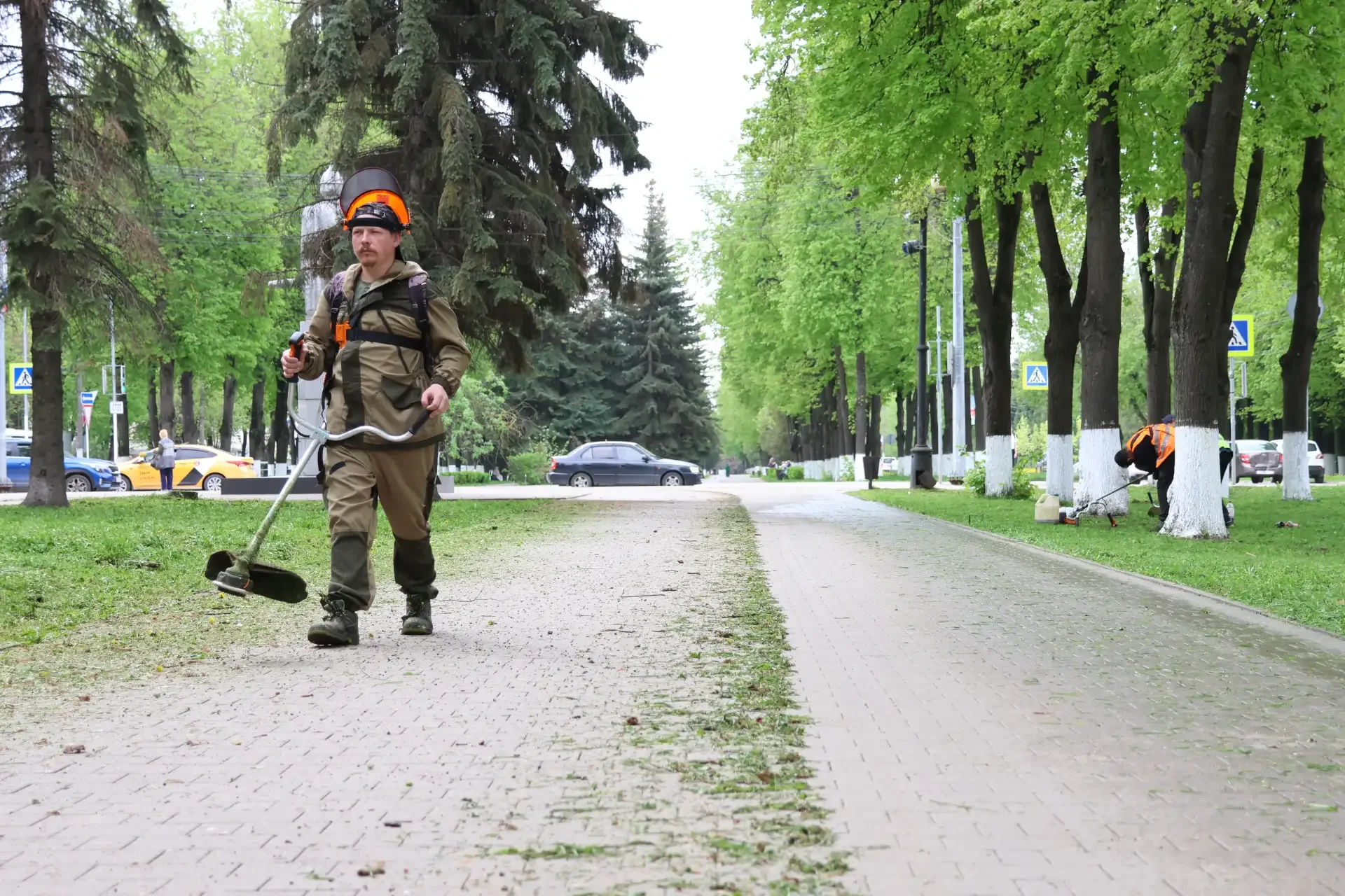 🌿 Новомосковск весной: наводим красоту  В городе стартовал первый этап сезонного окоса улиц и общест
