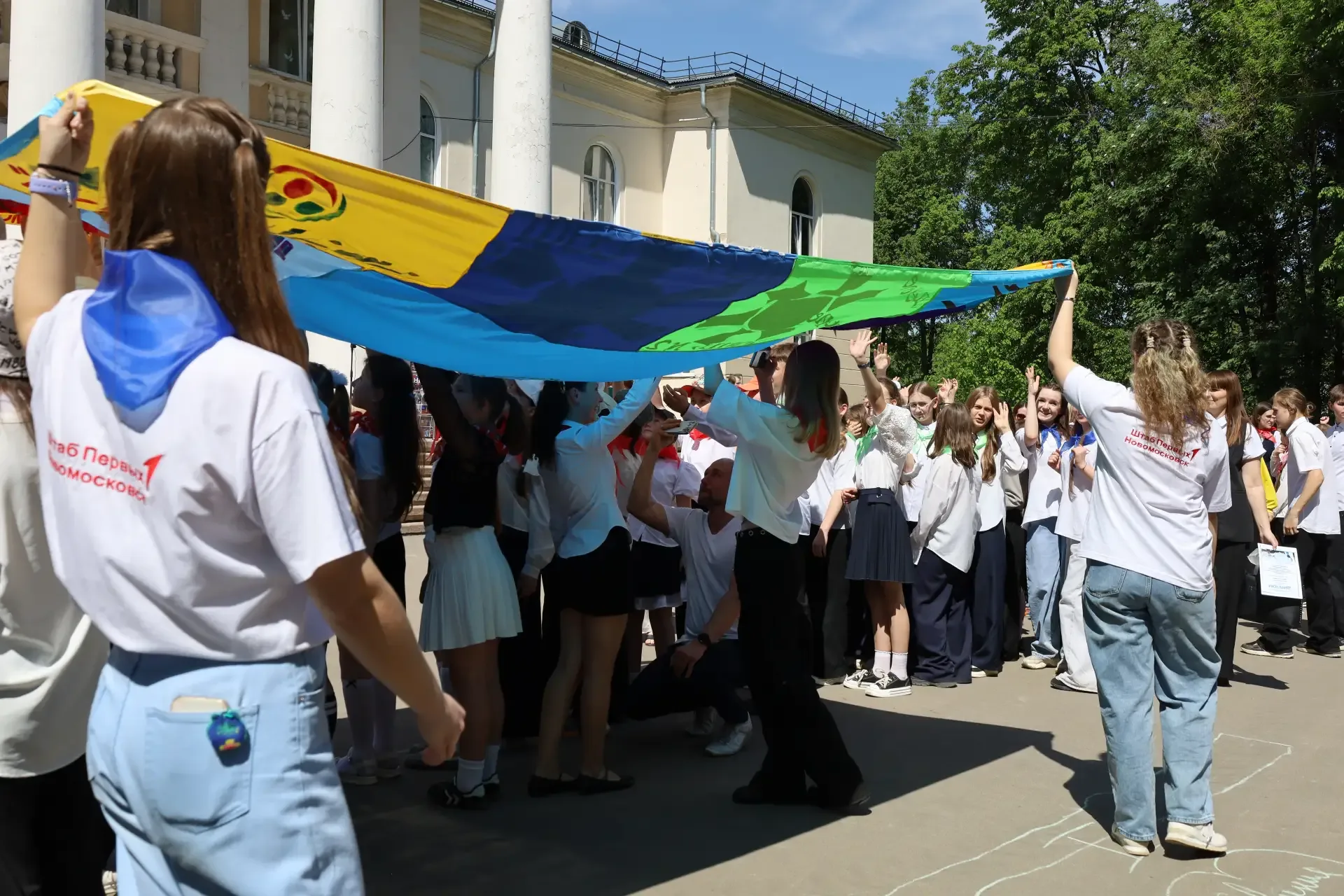 Состоялась торжественная линейка, посвящённая Дню детских общественных объединений.  Площадка у Двор