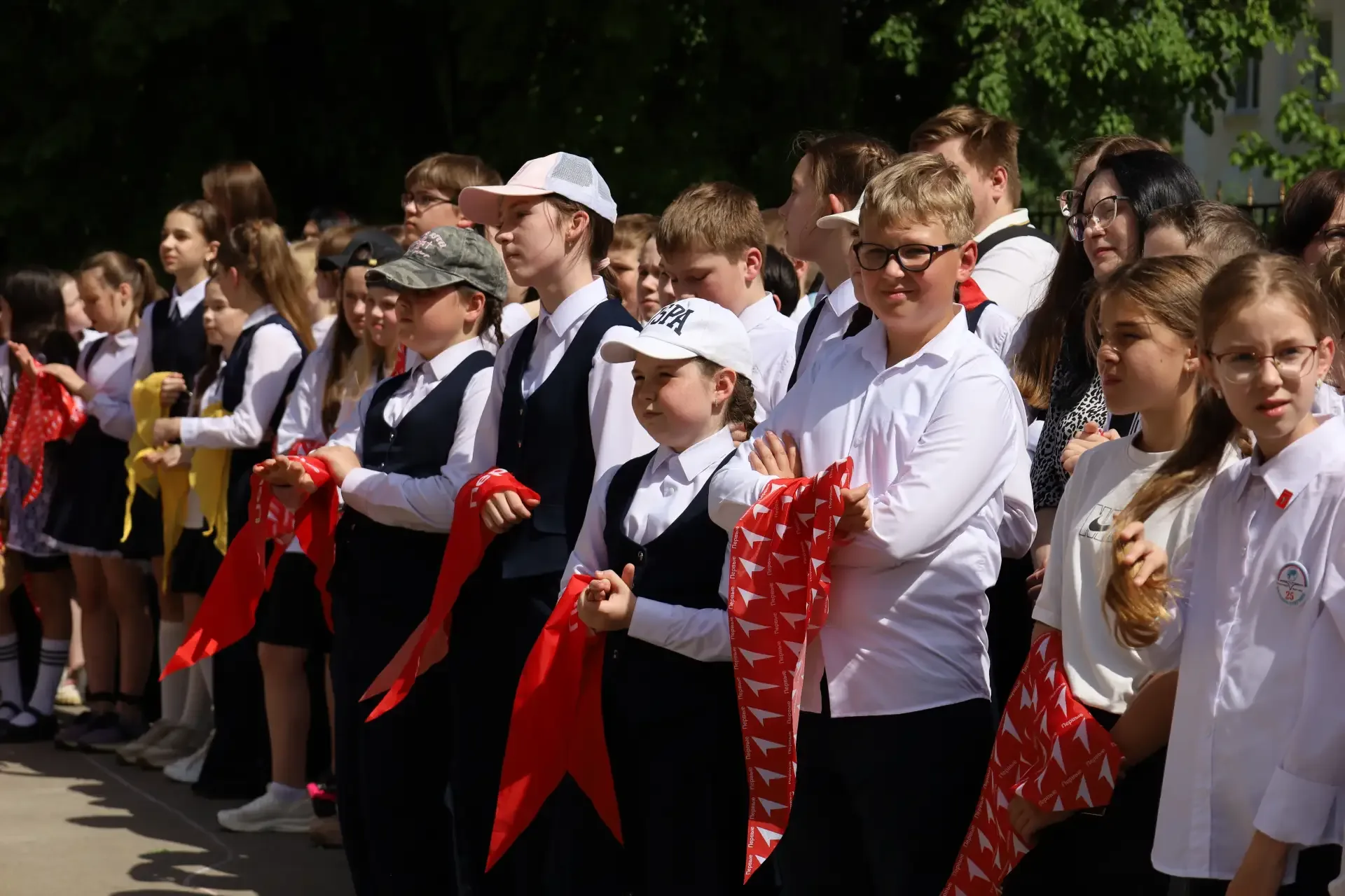 Состоялась торжественная линейка, посвящённая Дню детских общественных объединений.  Площадка у Двор