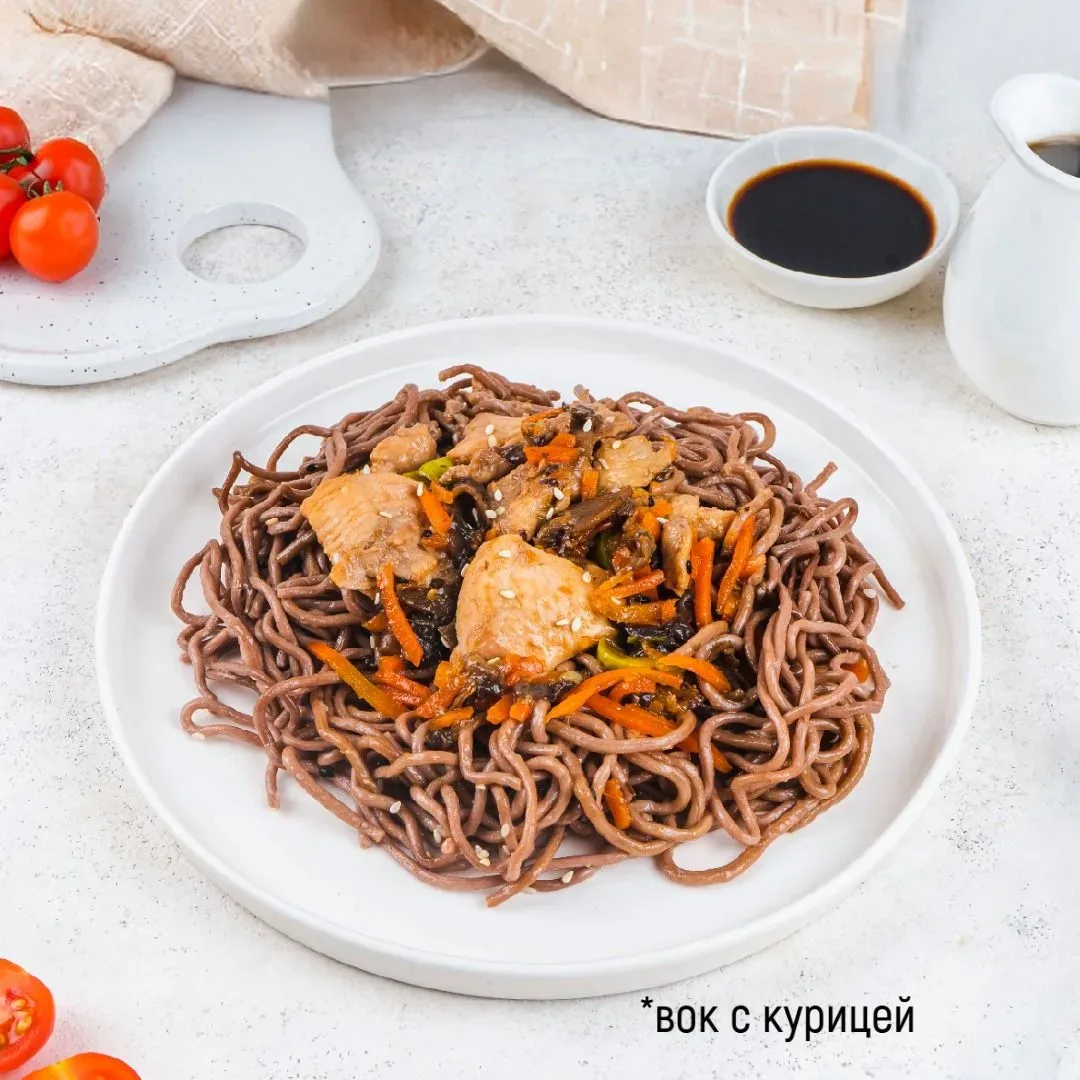 Азия уже на вашей тарелке 🍲🥢    Собрали для вас подборку блюд в азиатском стиле — всё это можно найт
