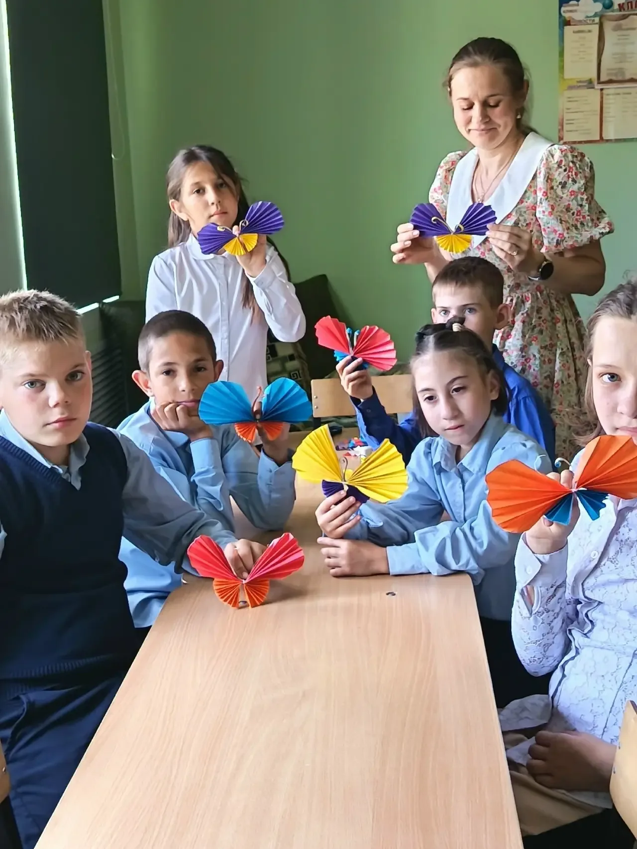 Крылья за спиной🦋    18 мая воспитанники Бутурлиновской школы-интернат превратили обычную цветную бу