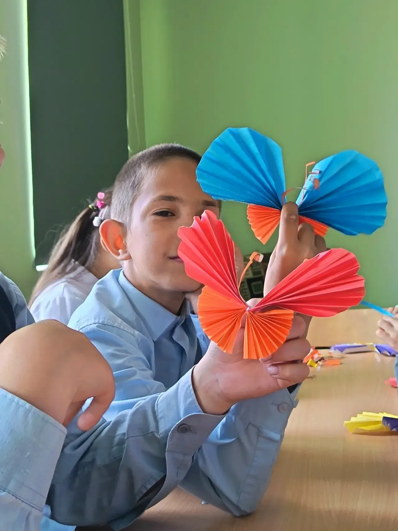 Крылья за спиной🦋    18 мая воспитанники Бутурлиновской школы-интернат превратили обычную цветную бу