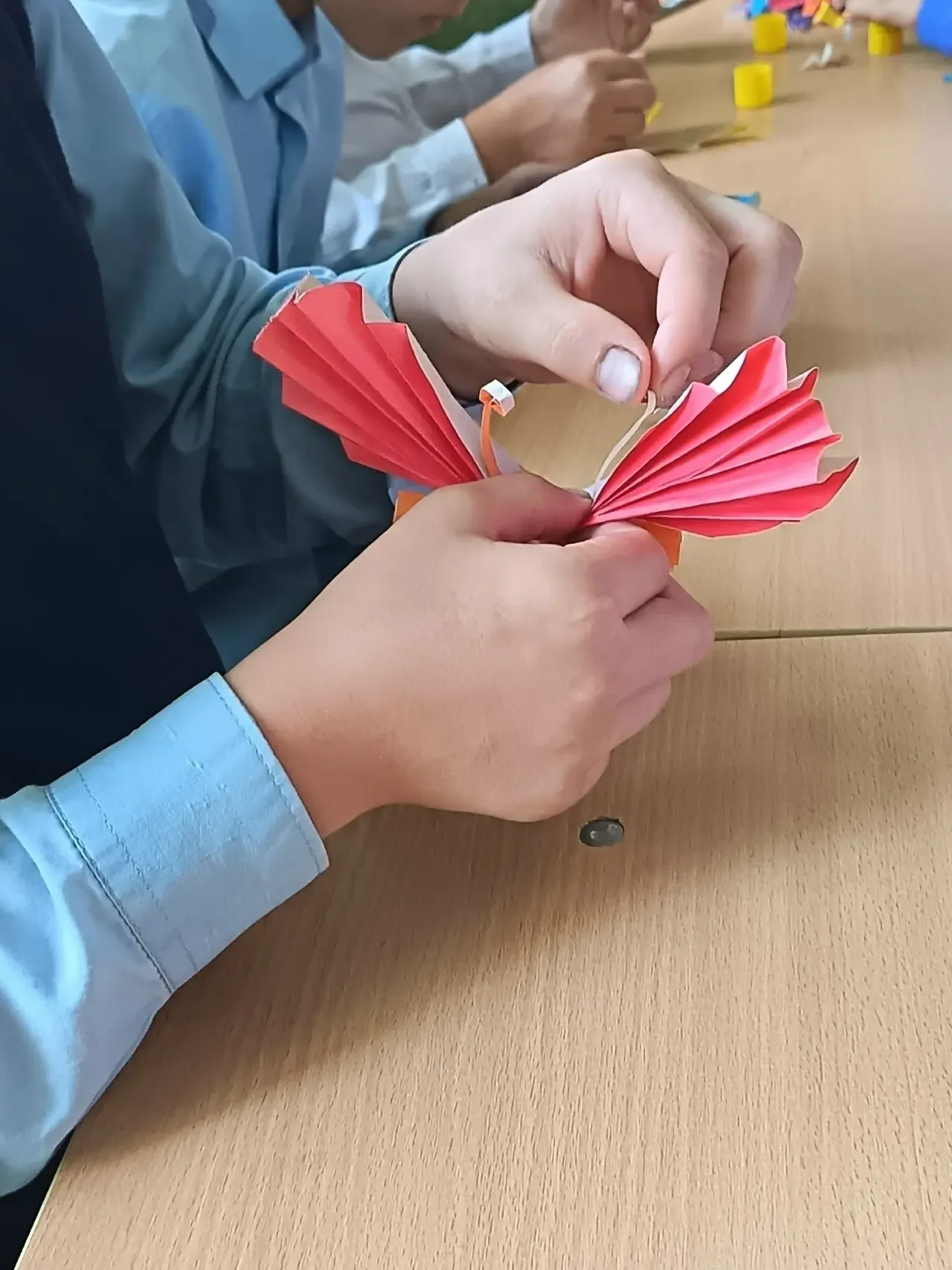 Крылья за спиной🦋    18 мая воспитанники Бутурлиновской школы-интернат превратили обычную цветную бу
