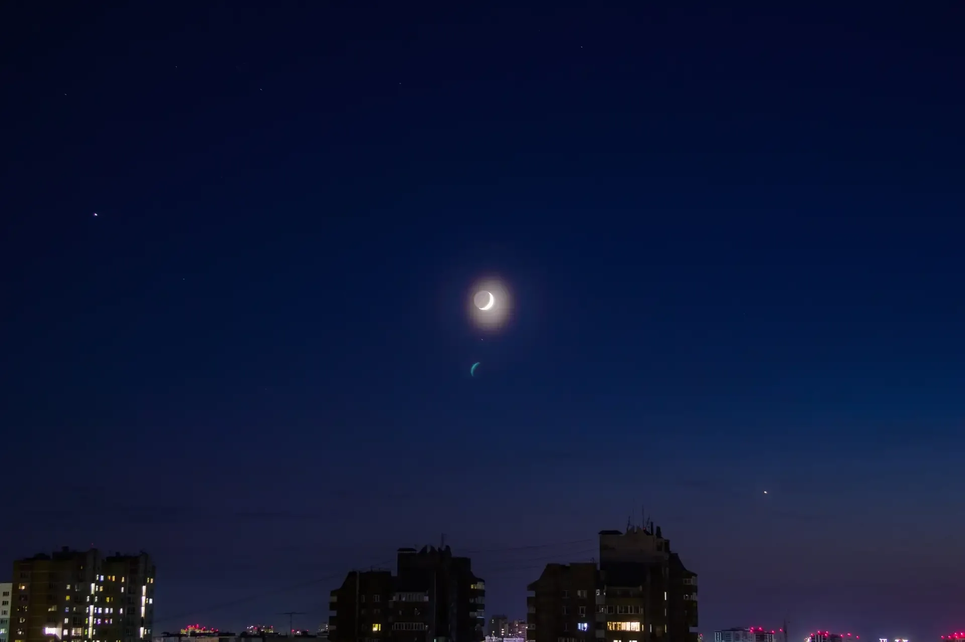 🌠 Сегодня, в ночь на 20 мая, можно было наблюдать редкое астрономическое явление: Юпитер, Луна и Вен