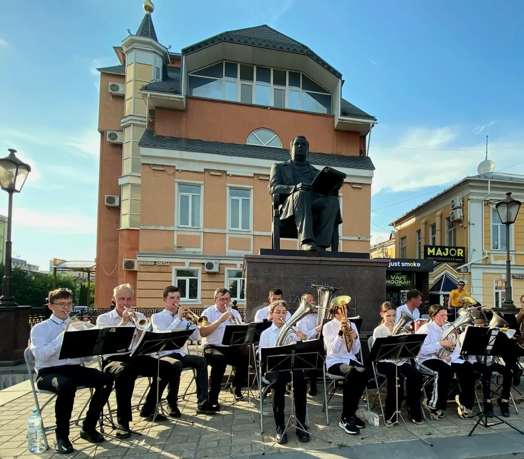 🎷🥁 Концерт под открытым небом 🎺✨    🕺💃 23 мая с 17:00 до 18:00 в сквере у памятника Гарелину будет з