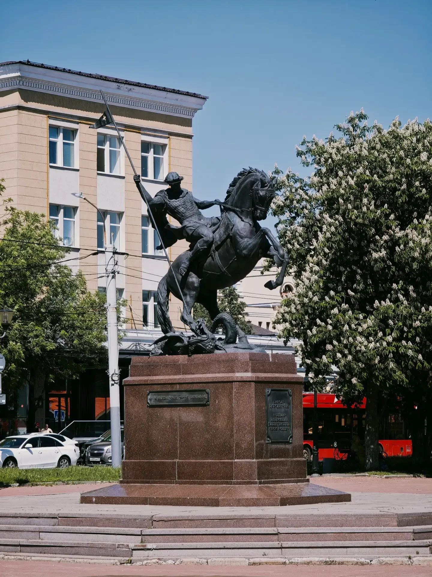 📍 В городе #Иваново на площади Победы цветут каштаны. Стоят как нарядные букеты — все в белых свечка