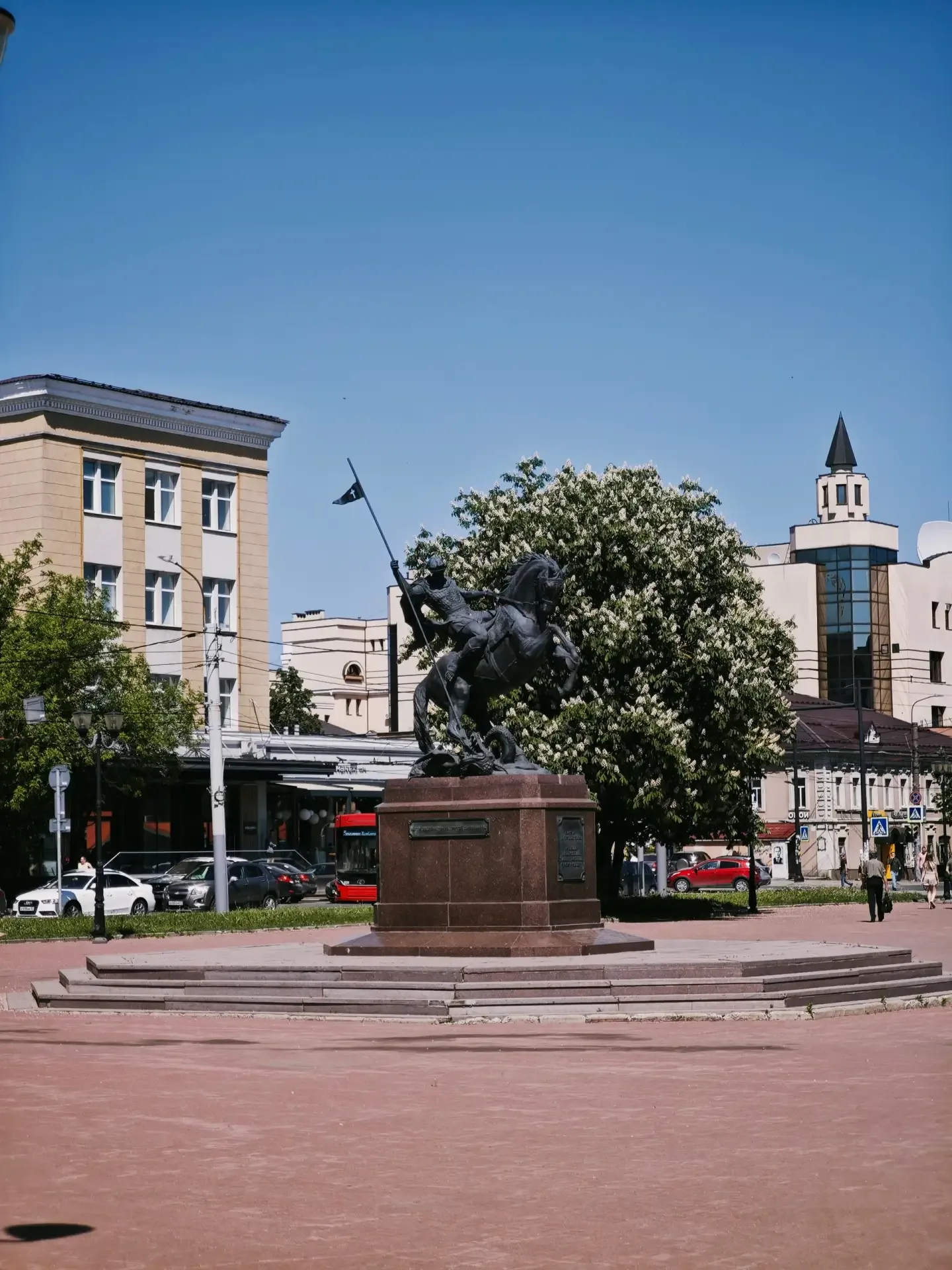 📍 В городе #Иваново на площади Победы цветут каштаны. Стоят как нарядные букеты — все в белых свечка