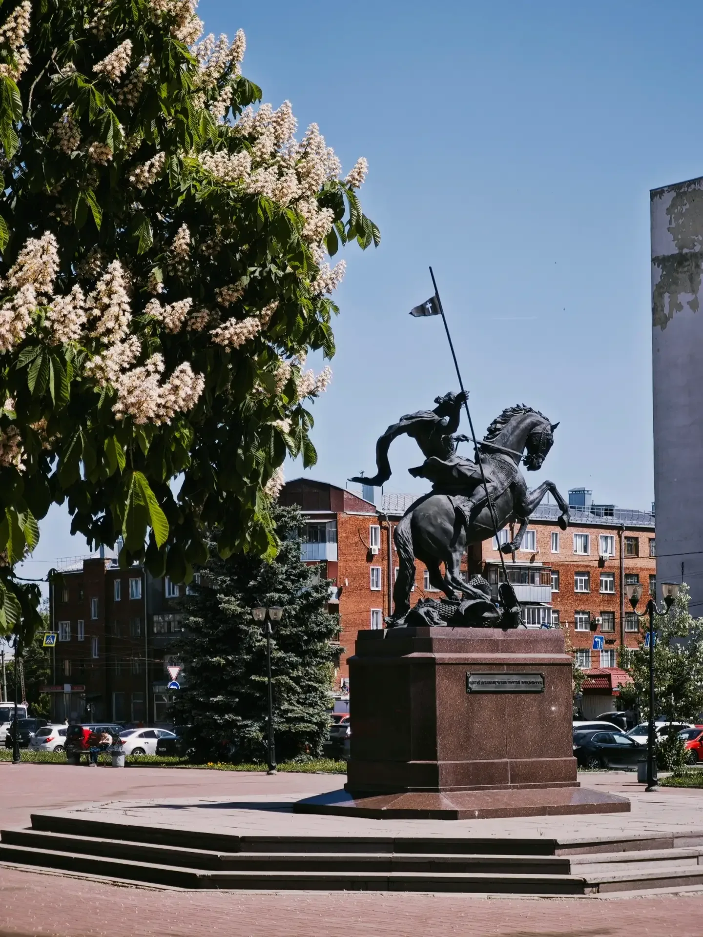 📍 В городе #Иваново на площади Победы цветут каштаны. Стоят как нарядные букеты — все в белых свечка