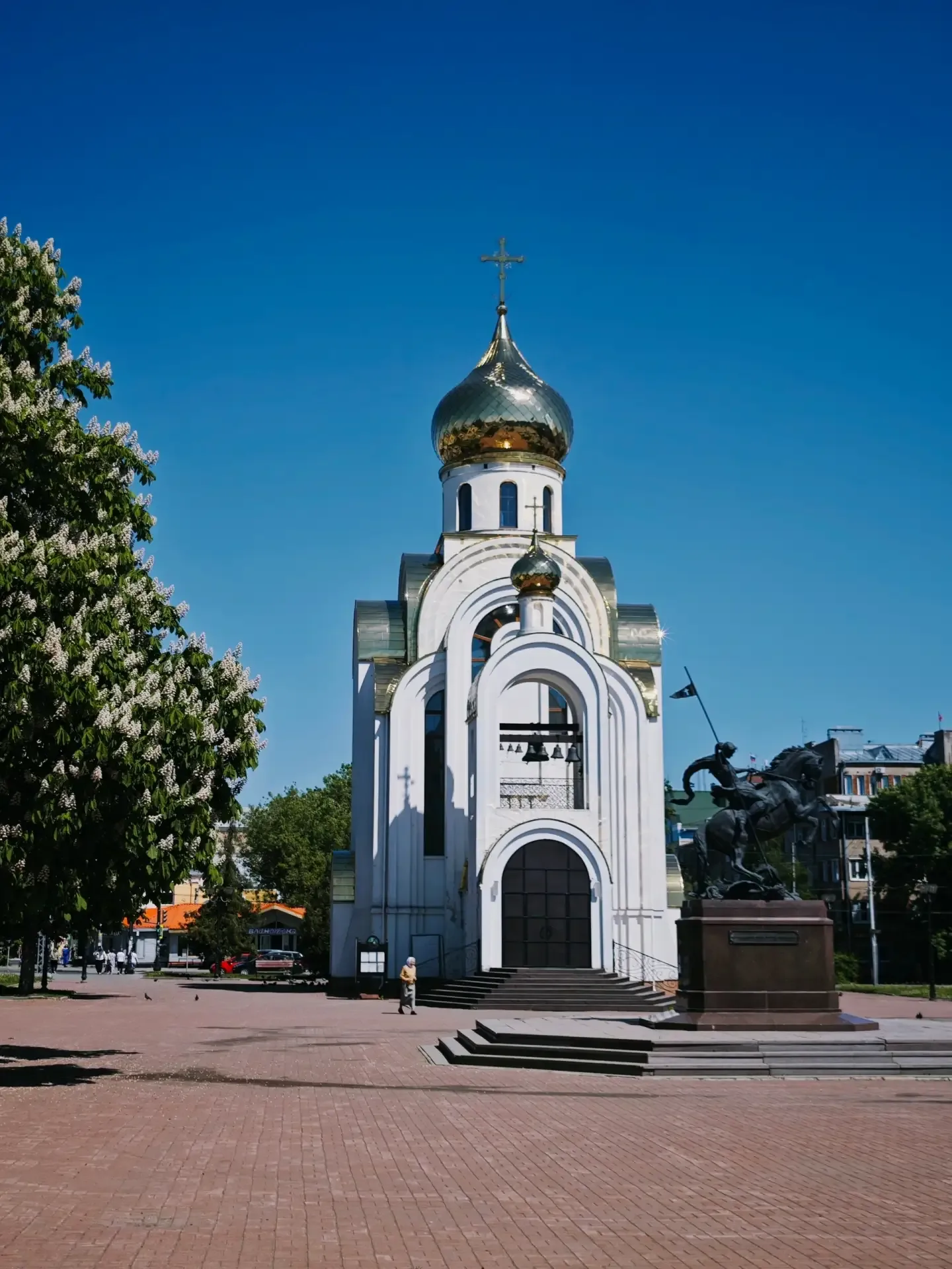📍 В городе #Иваново на площади Победы цветут каштаны. Стоят как нарядные букеты — все в белых свечка
