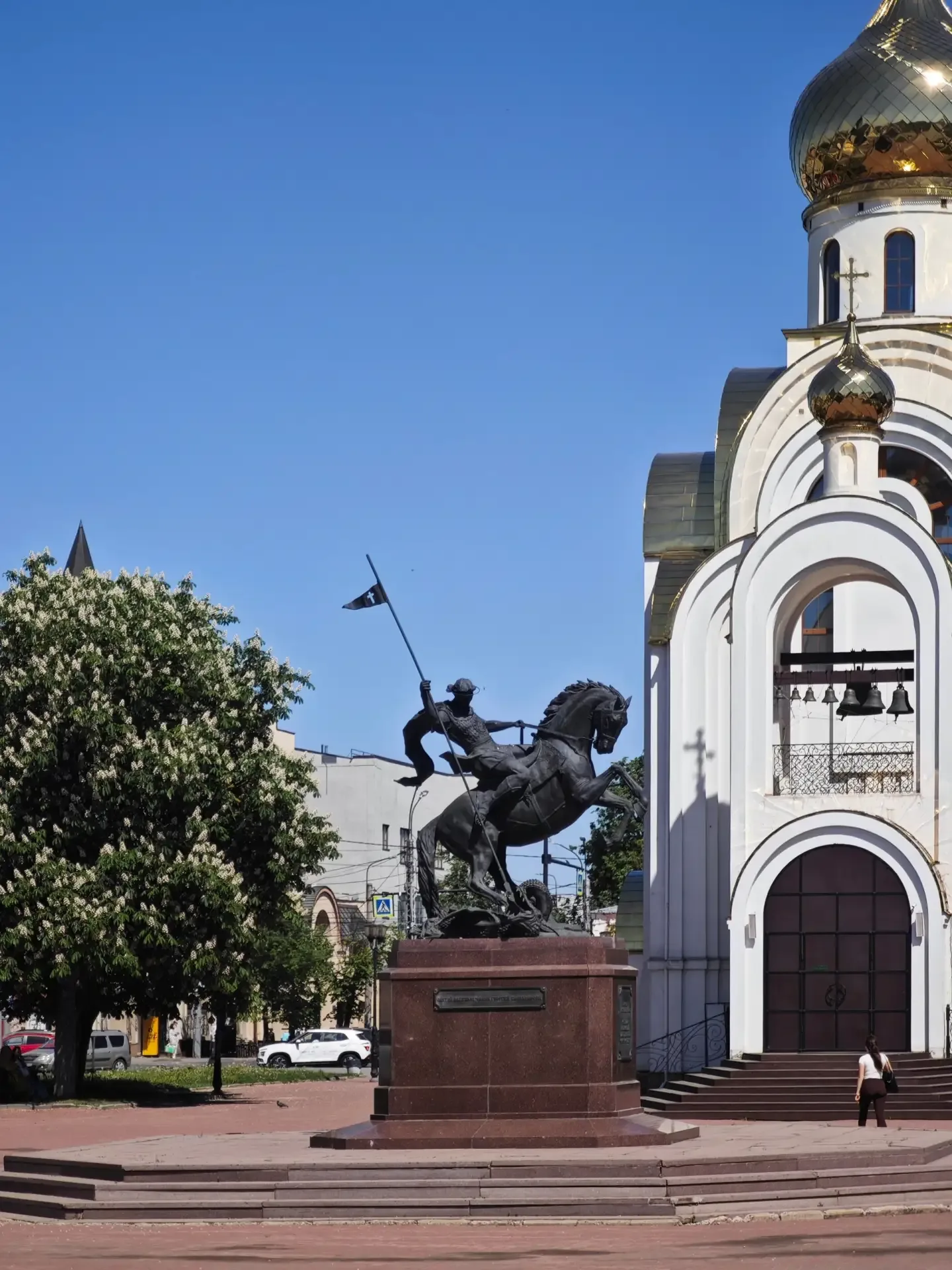 📍 В городе #Иваново на площади Победы цветут каштаны. Стоят как нарядные букеты — все в белых свечка