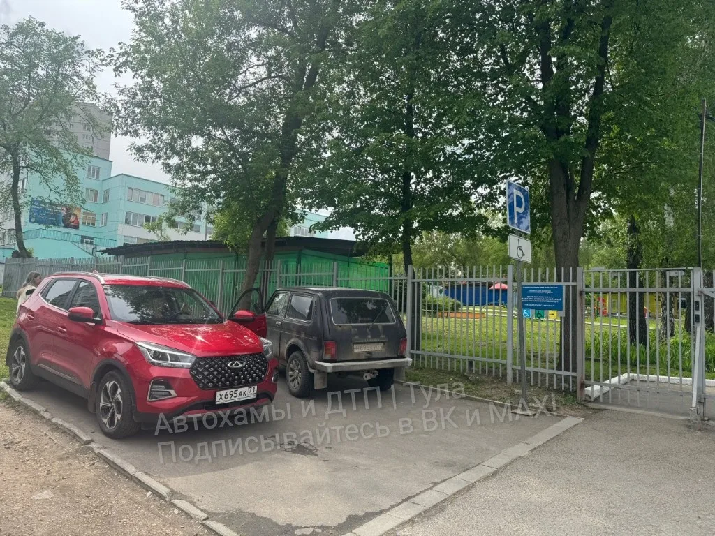 🤔«Что за причина?». Фото от подписчика  ✍️«Классика. Занимает парковку для инвалидов, номер в реестр