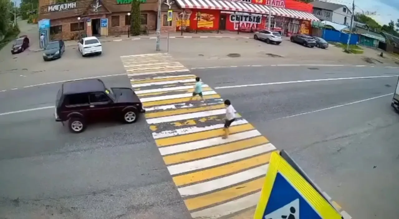 🚨🚔Киреевский район. Было вчера днем, на 24 км дороги Тула-Новомосковск. Двое детей вышли на «зебру»,