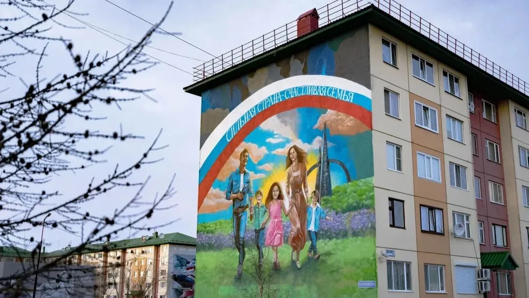 🏡🎨 Уличное искусство, вдохновлённое семейными ценностями, украсит города Ямала  Летом в округе появя