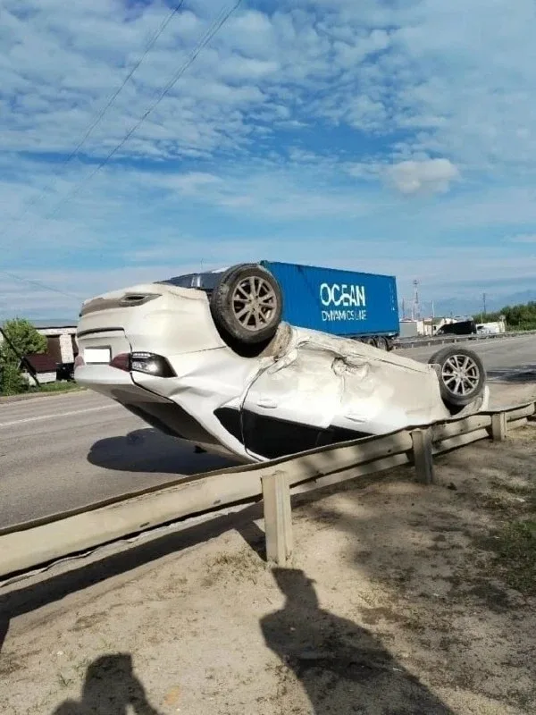 ⚡️ Ребёнок и трое взрослых пострадали в ДТП на трассе «Дон»: автомобиль перевернулся и вылетел на об