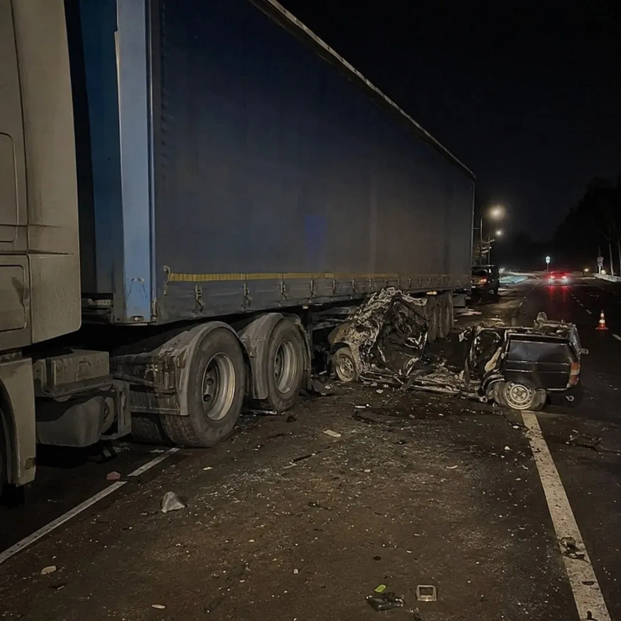 ⚡️ Под Липецком автопоезд «разорвал» легковушку пополам — водитель получил тяжёлые травмы  В Липецко