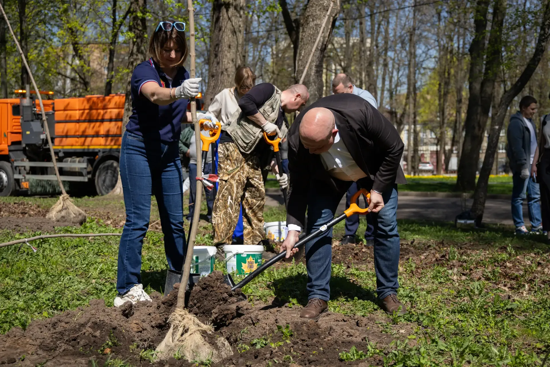 🌳 #ТулГУ на посадке аллеи: вклад в зелёное будущее Тулы  Сегодня проректор по учебно‑воспитательной 