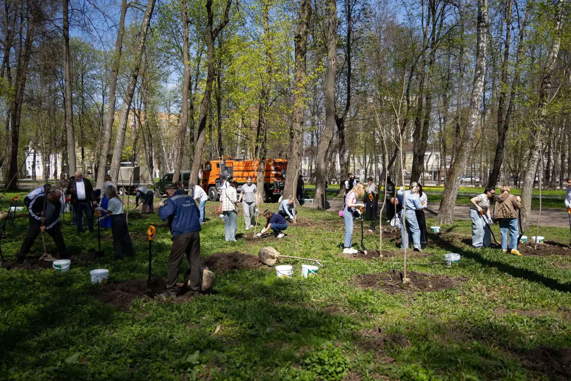🌳 #ТулГУ на посадке аллеи: вклад в зелёное будущее Тулы  Сегодня проректор по учебно‑воспитательной 