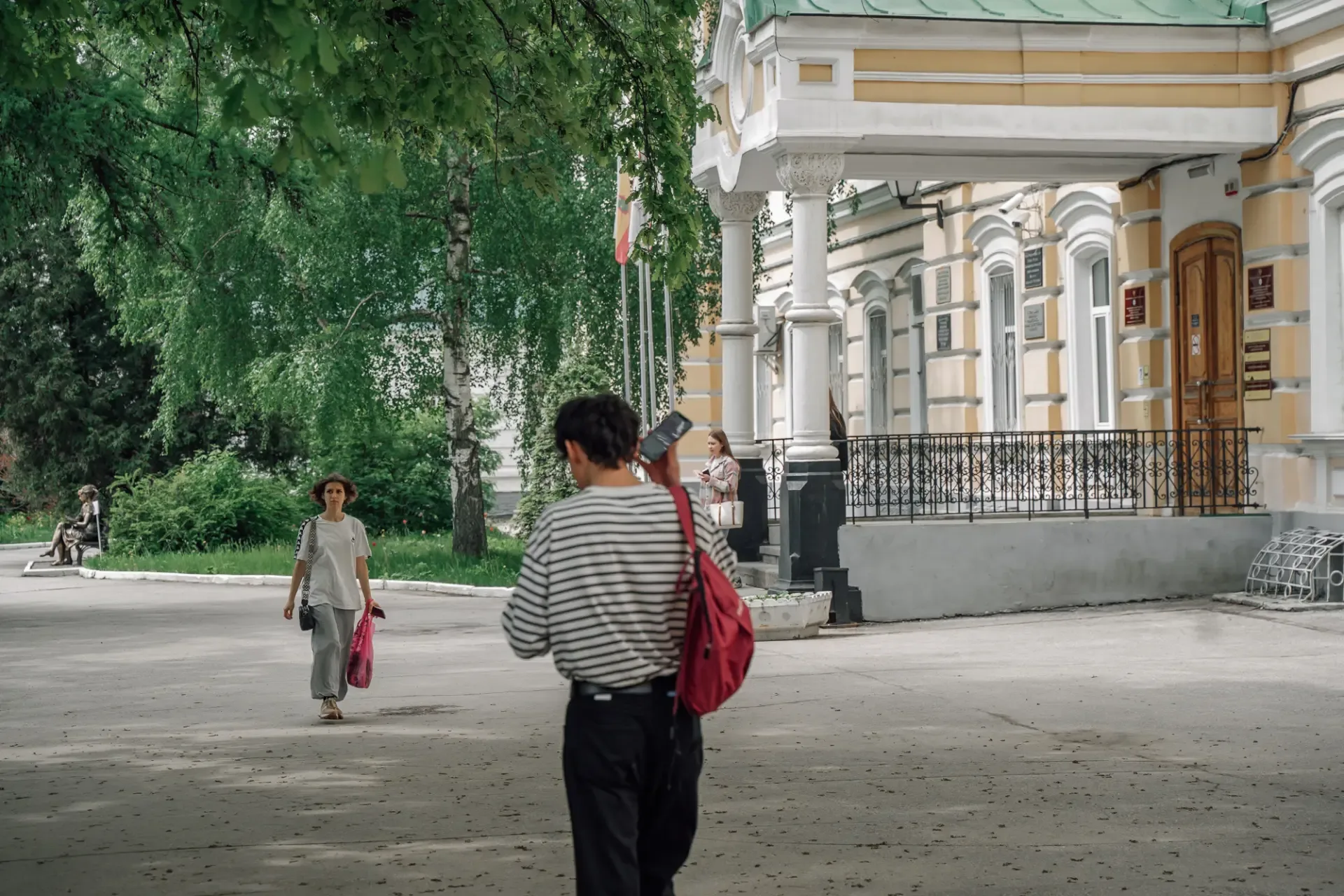 Шум листвы, смех на перемене, шуршание конспектов...   Атмосфера майского учебного дня в 9 фотографи