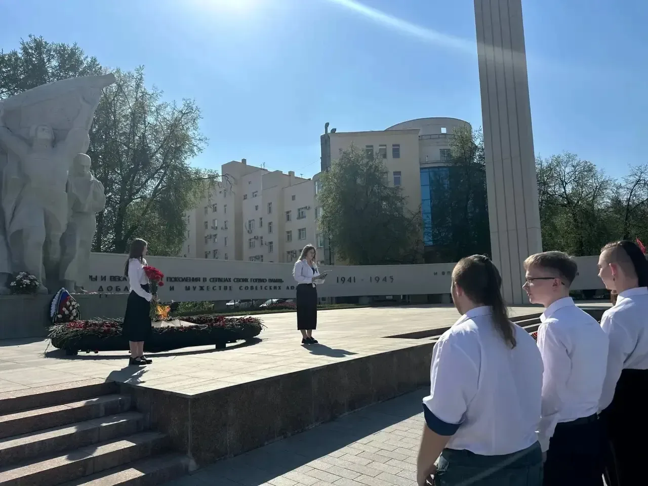 Студенты и преподаватели РГУ имени С.А. Есенина почтили память героев у Вечного огня  В преддверии 9