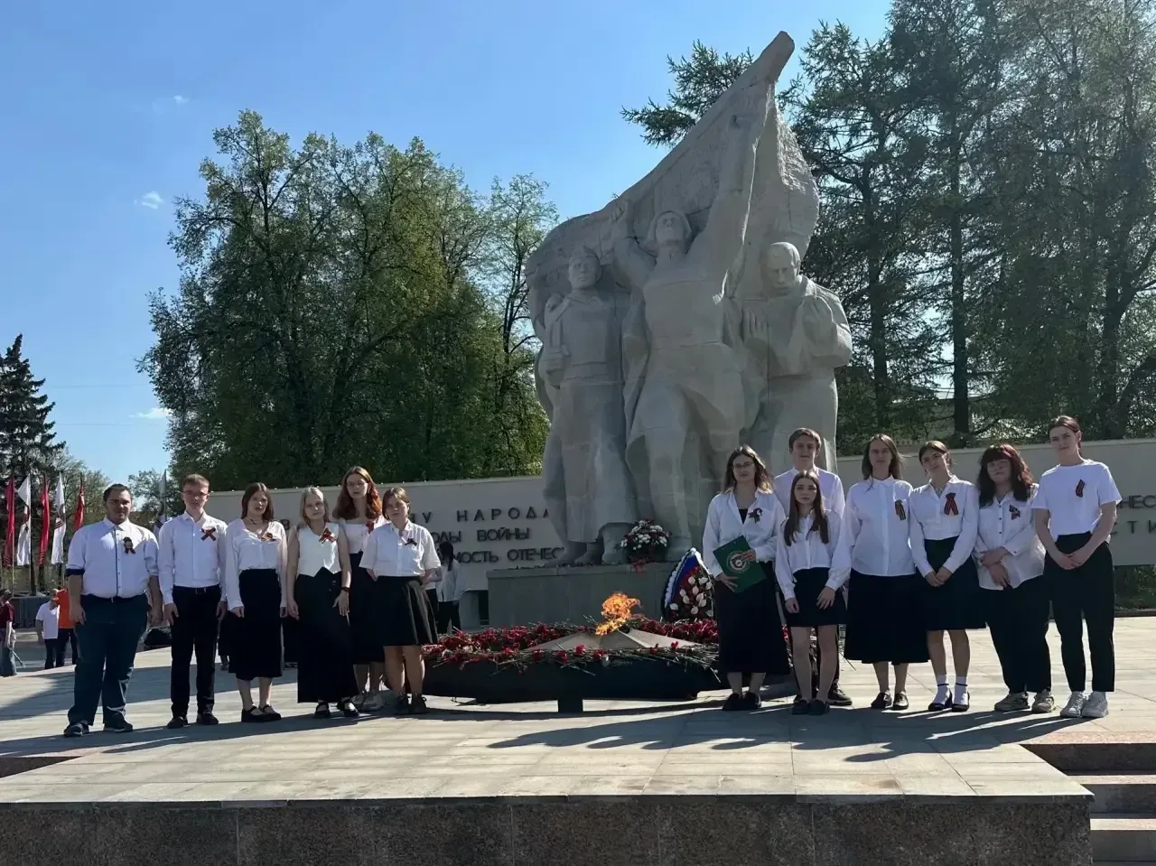 Студенты и преподаватели РГУ имени С.А. Есенина почтили память героев у Вечного огня  В преддверии 9