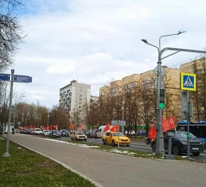 ⚒️ В Зеленограде проходит первомайское шествие  Колонна автомобилей движется от Панфиловского проспе