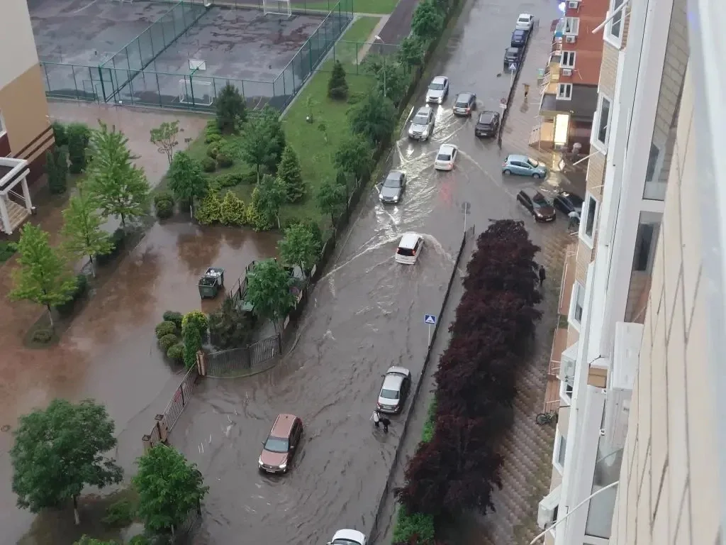Движение в Краснодаре парализовано. Машины в воде. Последствия ливня:  🌊 Движение автомобилей под Ви