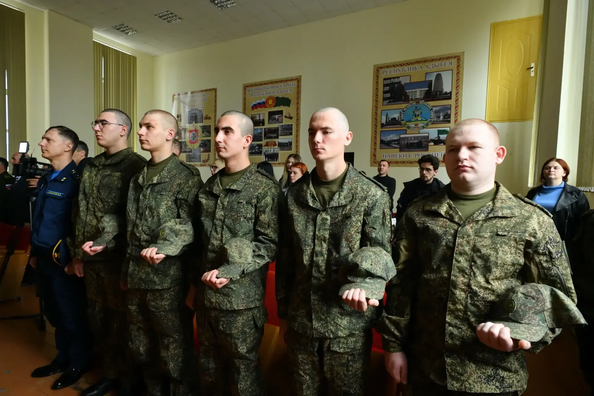 В Майкопе прошла торжественная отправка призывников  Пятеро жителей Адыгеи, в том числе новобранцы и