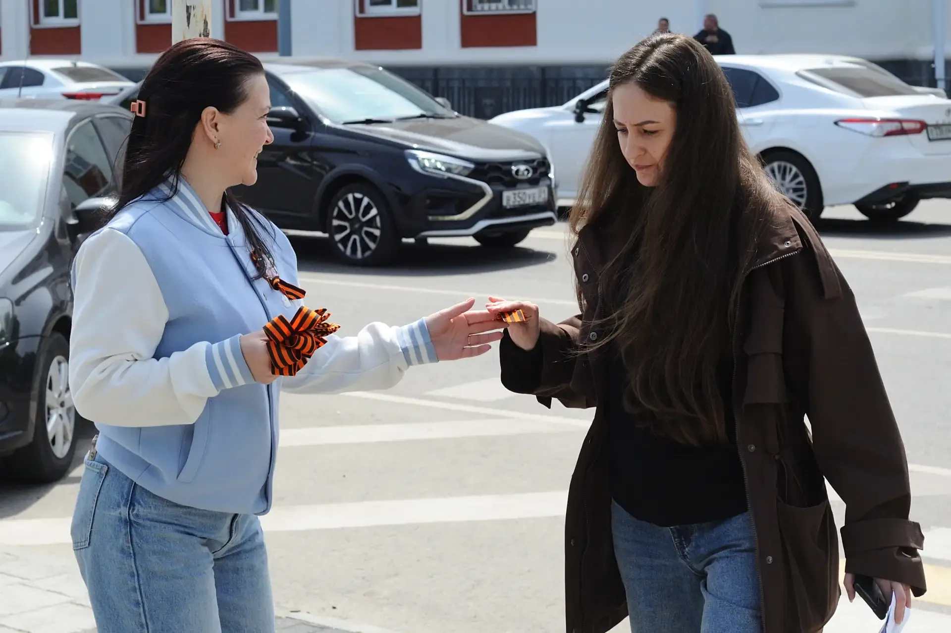 В столице Адыгеи проходит акция «Георгиевская ленточка»  Майкоп присоединился к Всероссийской акции 