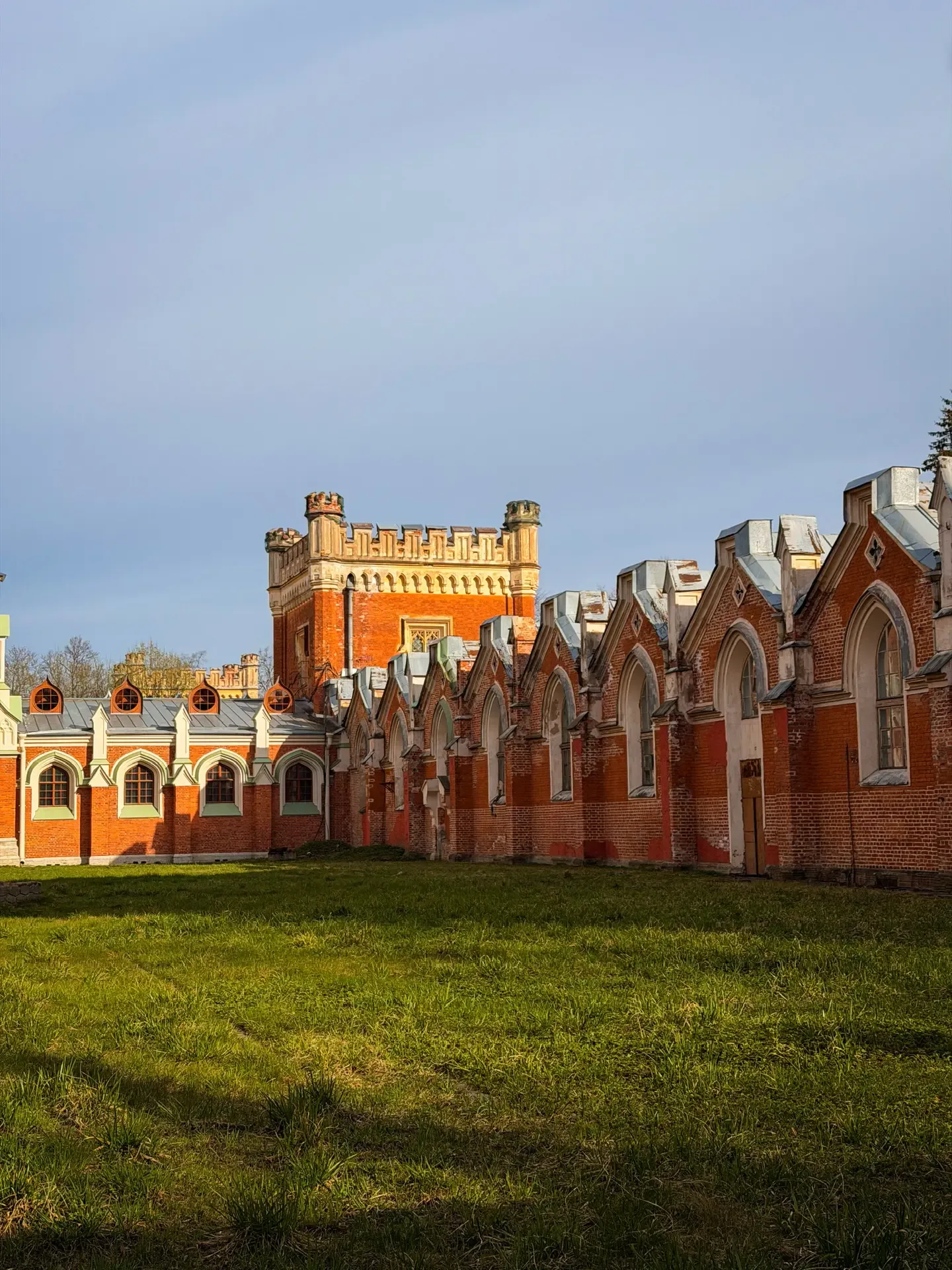 Самые красивые конюшни. Просто произведение искусства, невероятная красота.   Речь, конечно, про Пет
