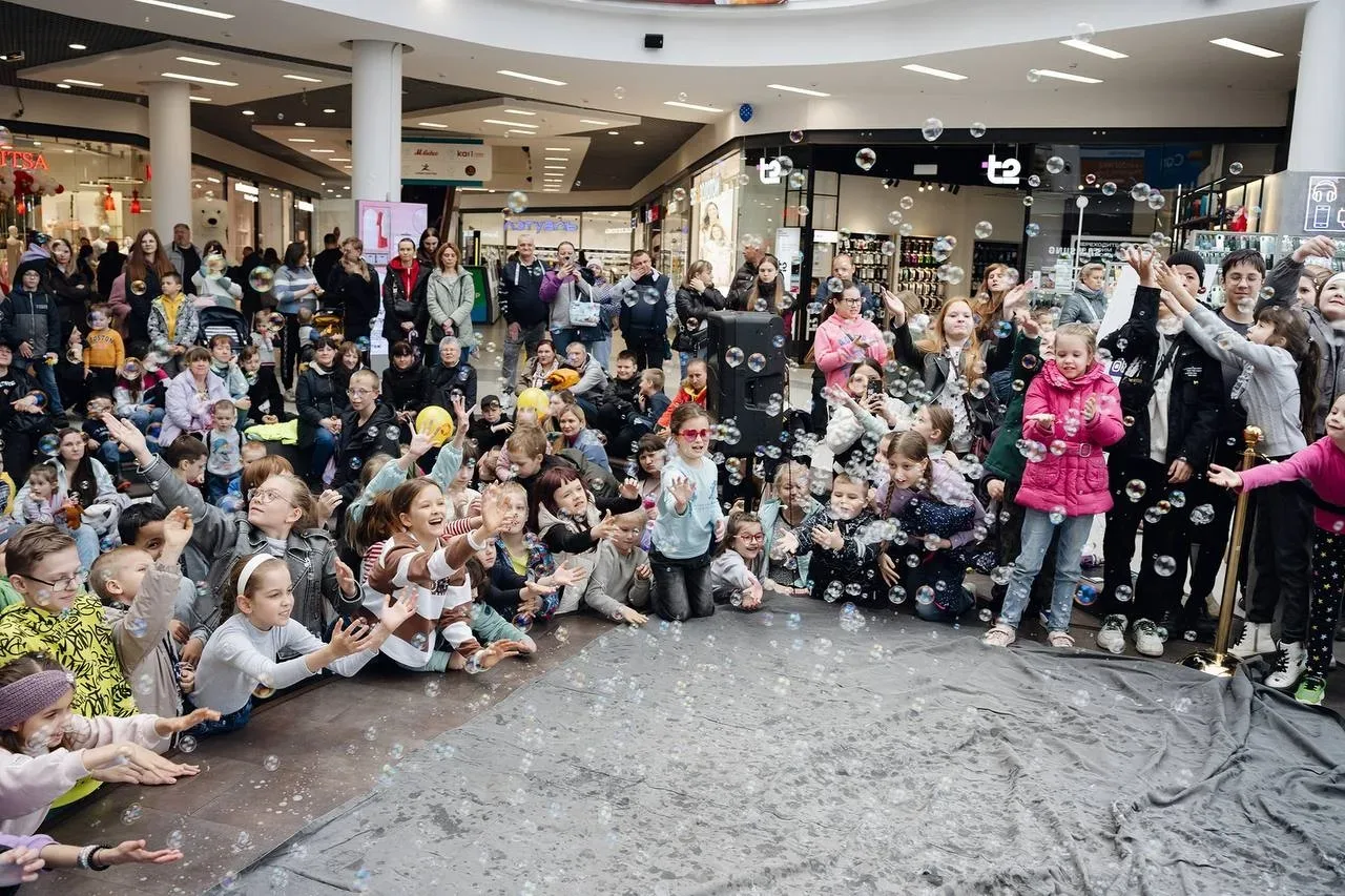🎉 Майские выходные в ТРК «Арена»!  В программе: 🤩 Соревнование с автоматическим кубиком-рубиком 🤩 Ро
