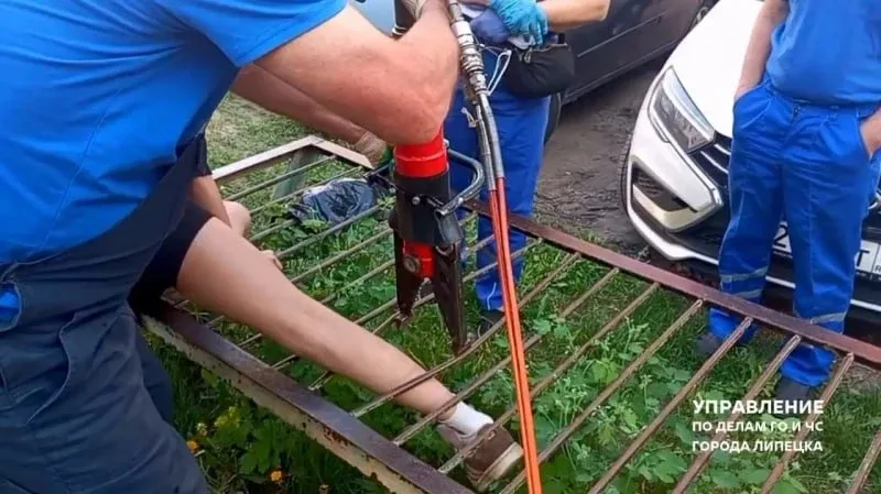 🚑 В Липецке спасателям пришлось вырезать девочку из стойки для ковров.  На улице Фрунзе 12-летняя шк