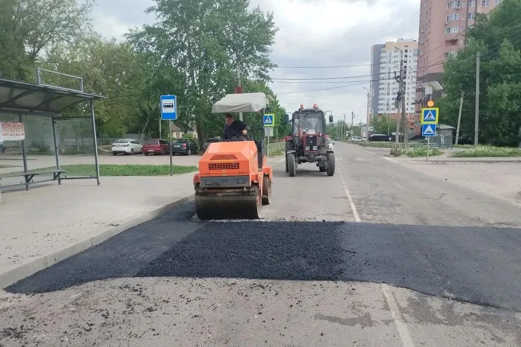 🚜 На Боевом проезде наконец убрали просадку, на которую месяцами жаловались водители.  Речь про учас