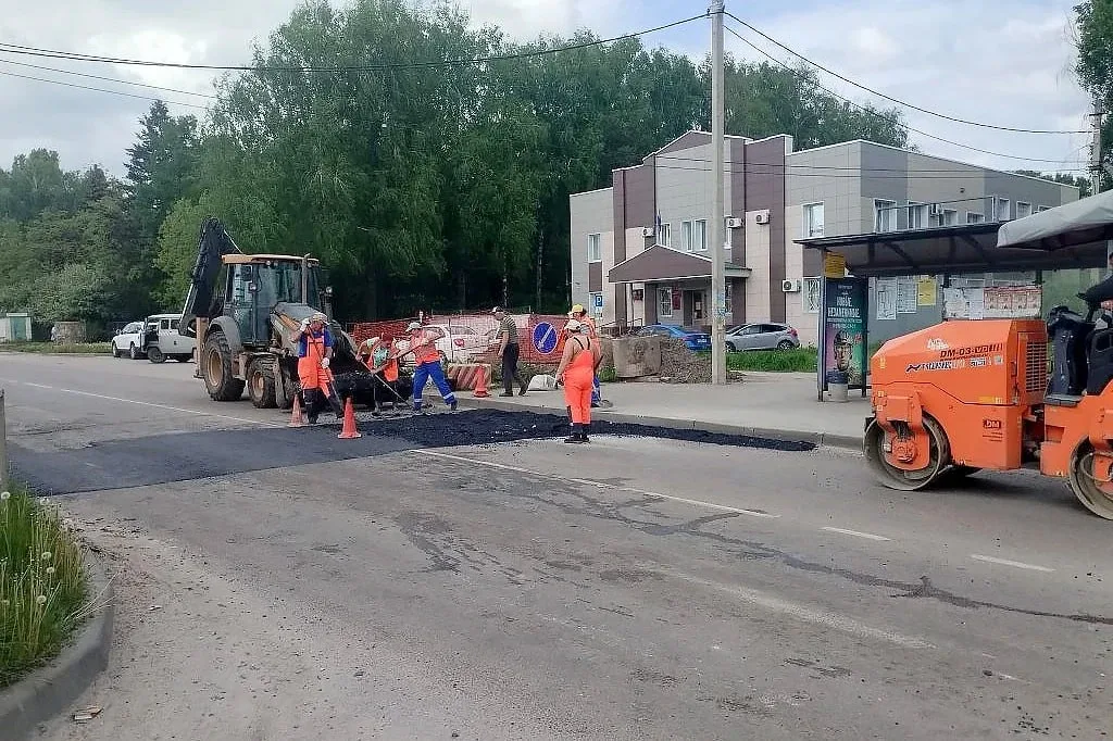 🚜 На Боевом проезде наконец убрали просадку, на которую месяцами жаловались водители.  Речь про учас