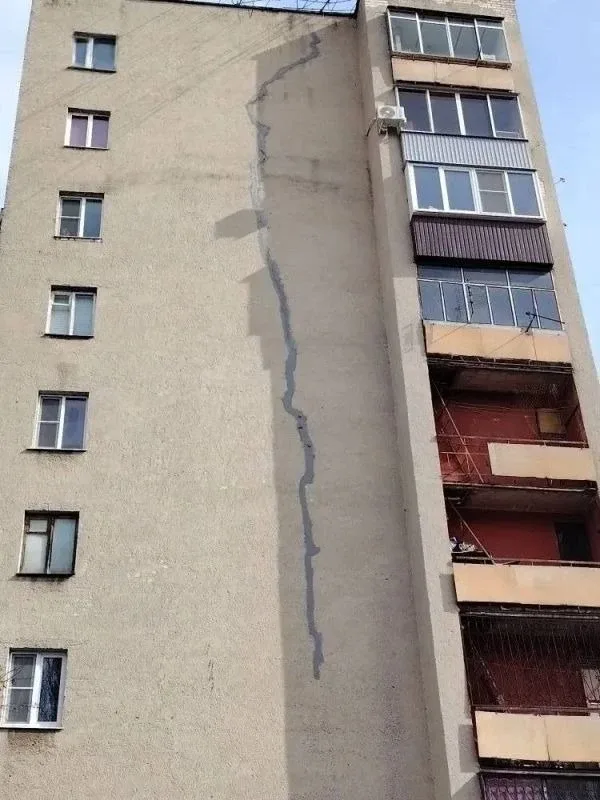 🏚 Жители дома на Космонавтов боятся, что их пятиэтажка может начать разваливаться быстрее — пока ряд