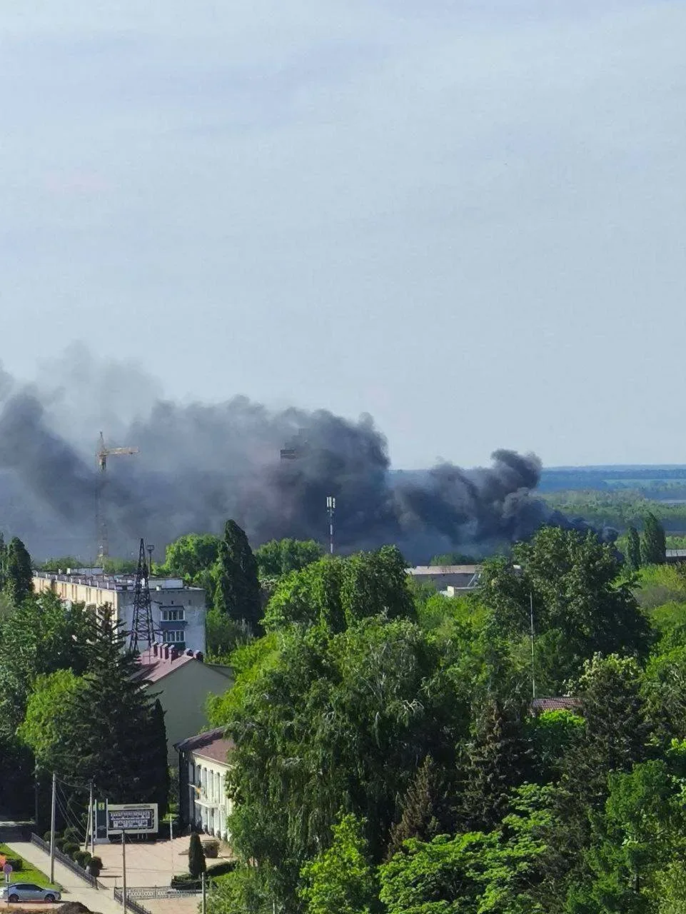 ⚡️ Чёрный дым накрыл район Опытной в Липецке.  По словам очевидцев, рядом с гаражным кооперативом за