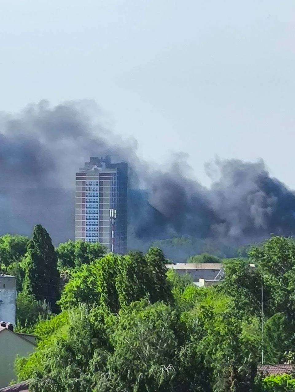 ⚡️ Чёрный дым накрыл район Опытной в Липецке.  По словам очевидцев, рядом с гаражным кооперативом за
